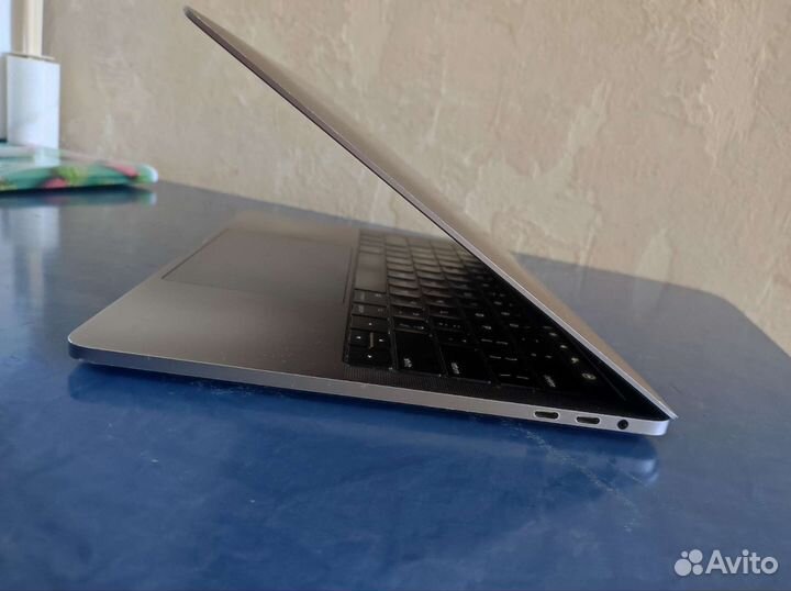 Apple MacBook Pro 13 2017 touch bar