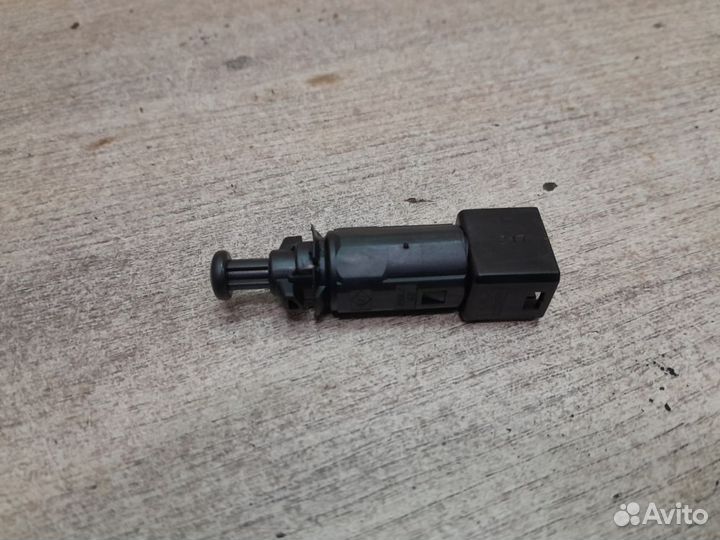 Датчик включения стоп сигнала Renault Symbol I рес