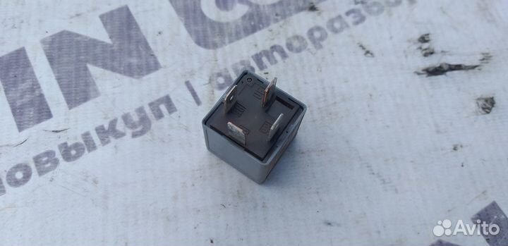 Реле включения вентилятора Skoda Octavia