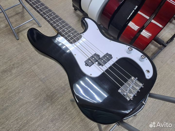 Бас гитара чёрная