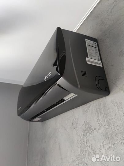 Кондиционер чёрный сплит-система