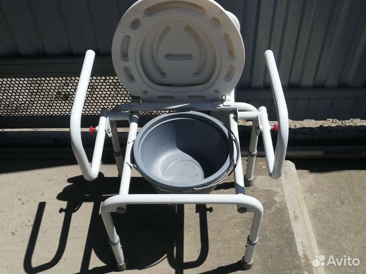 Кресло- стул с санитарным оснащением