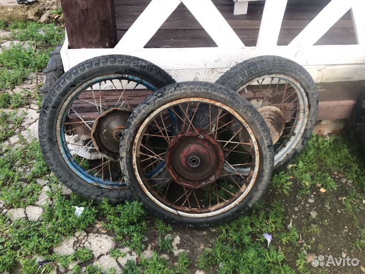 Колеса от разных мотоциклов, много