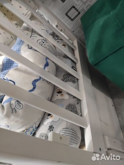 Детская кроватка с маятником