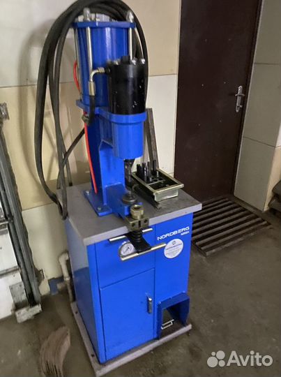 Наклепка накладок на тормозные колодки грузовиков