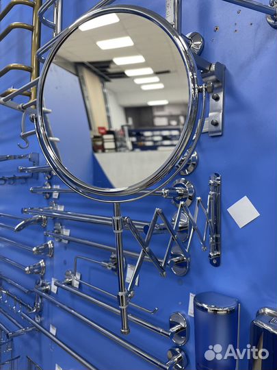 Косметическое зеркало настенное