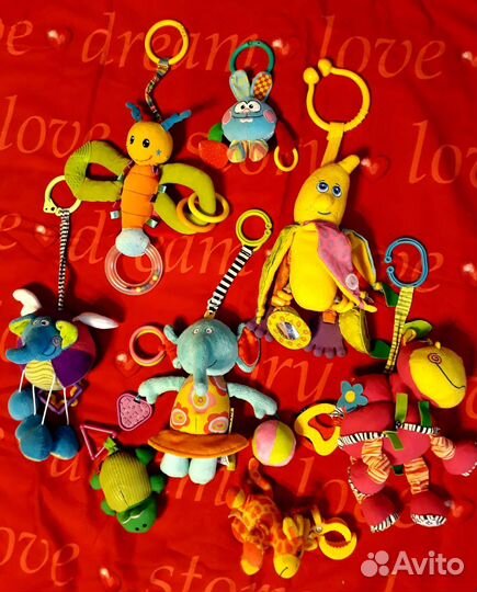 Развивающие игрушки для малышей на кроватку