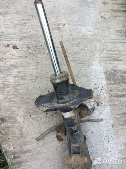 Амортизатор передний стойка Toyota Avensis 250