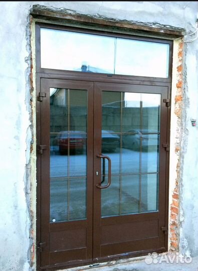 Входная остекленная алюминиевая дверь (2 створки)