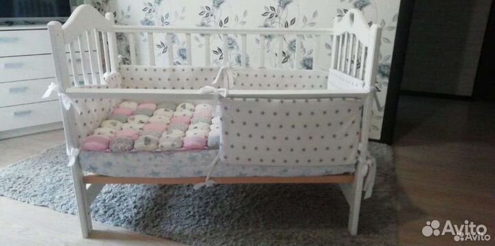 Детская кроватка с маятником и ящиком и матрас