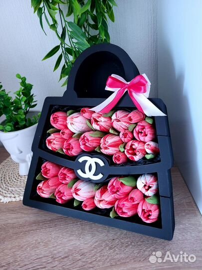 Тюльпаны из зефира в дамской сумочке