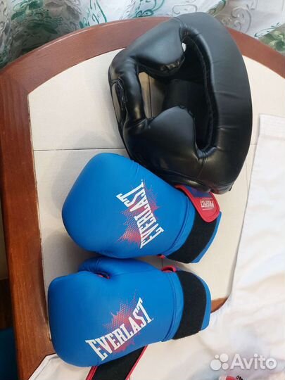 Боксерские перчатки и шлем