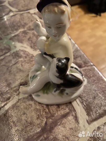 Статуэтка фарфор СССР мальчик с котиком