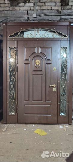 Дверь входная металлическая со стеклом