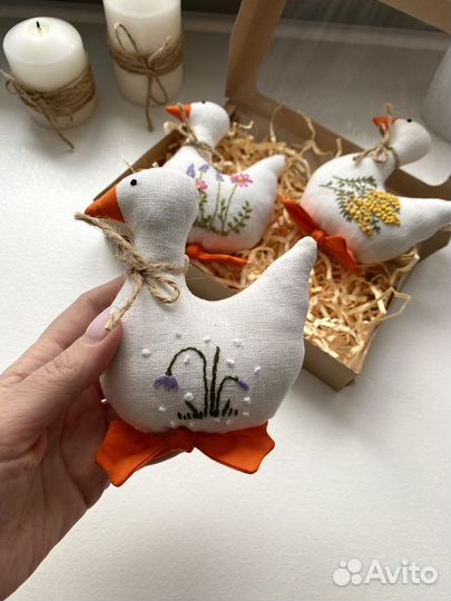 Гусь с вышивкой интерьерная игрушка