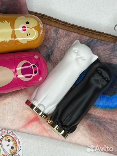 Набор косметики и духов в косметичке милой