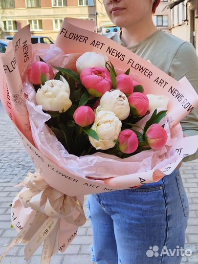 Букет из 13 белых и коралловых пионов