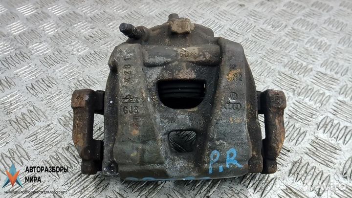 Суппорт передний правый Volkswagen Tiguan 2009