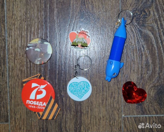 Брелок, значки, мелочи