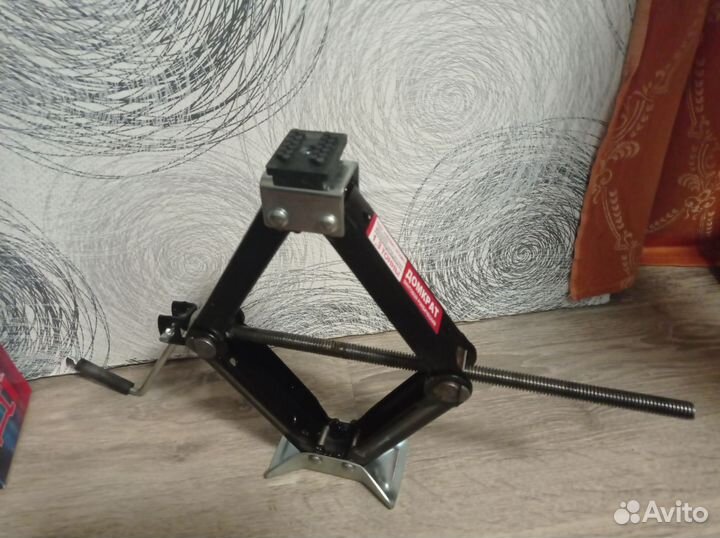 Домкрат автомобильный 1,3 т. Новый