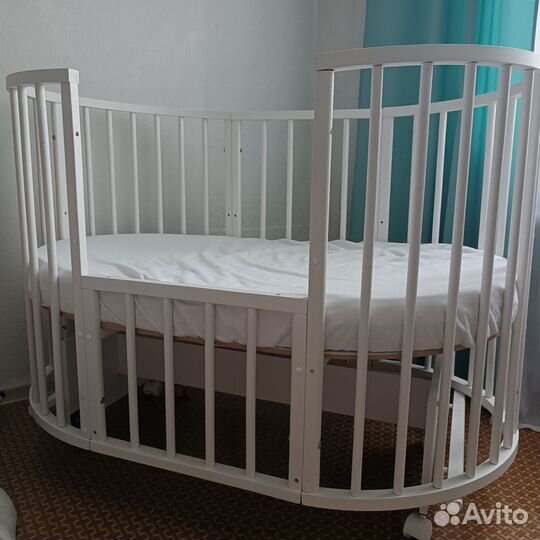 Кроватка для малышей с маятником