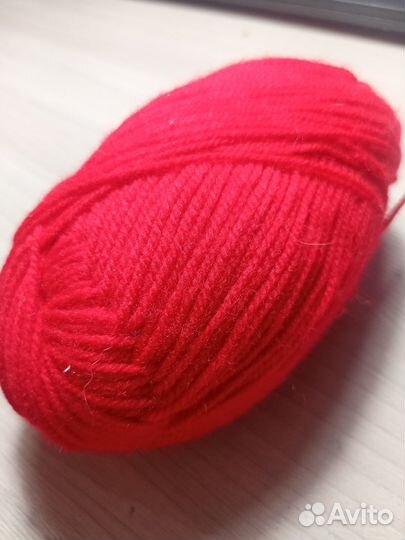 2 мотка ниток для вязания красный и синийий