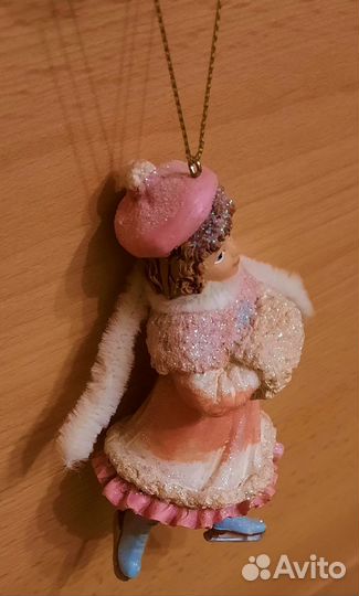 Новогоднее украшение девочка на коньках
