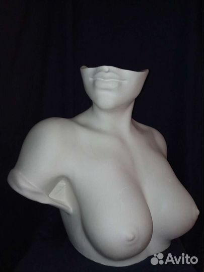 Гипсовая фигура женщины