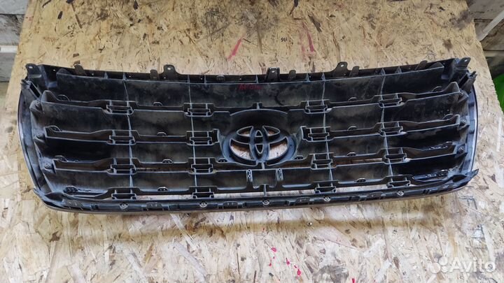 Решетка радиатора Toyota Land Cruiser 200 08-21