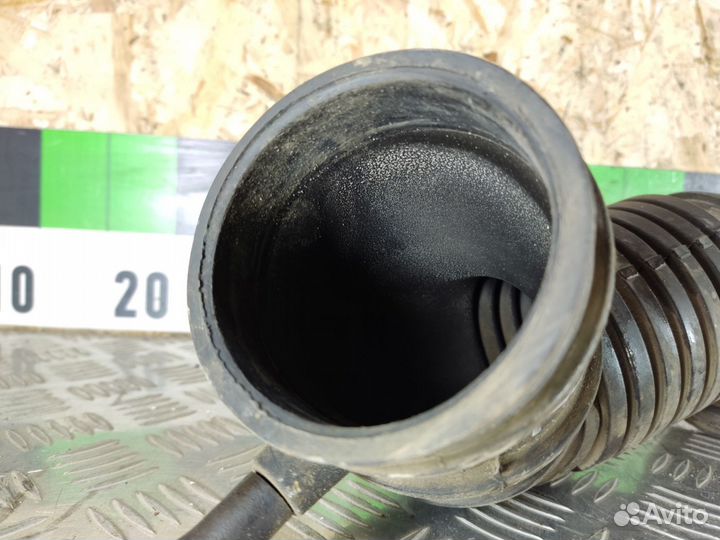 Патрубок воздушного фильтра Mitsubishi Carisma 200