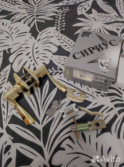 Дверная ручка с замком новая