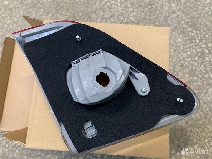 Фонарь задний внутренний правый Corolla E15 с 2010