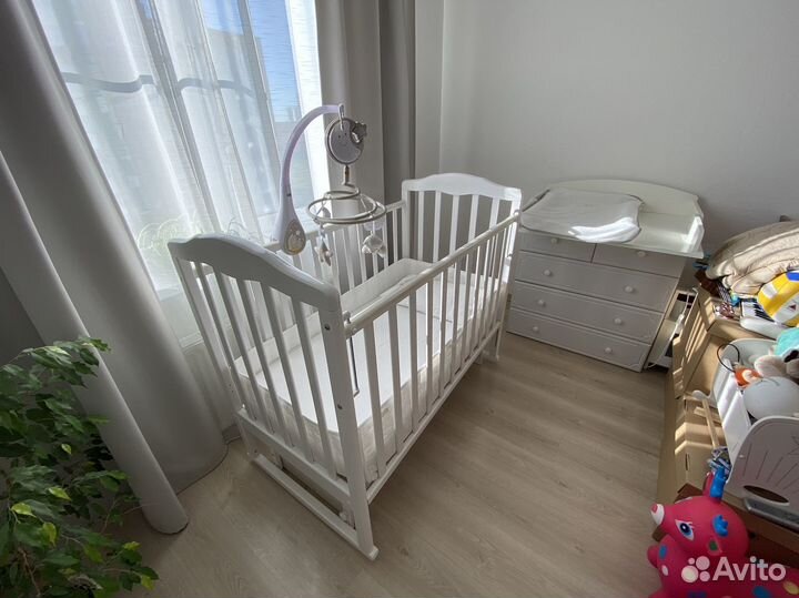 Детская кровать и пеленальный комод