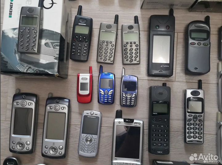 Коллекция раритетных мобильных телефонов