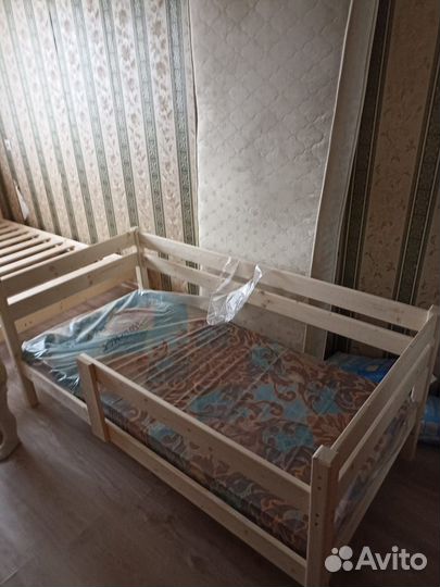 Детская кровать с защитным бортиком