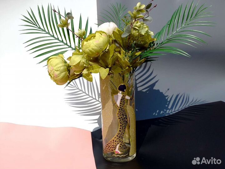 Ваза для цветов интерьерная с женщиной в перчатках