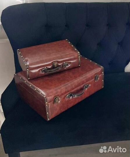 Два чемодана декоративных