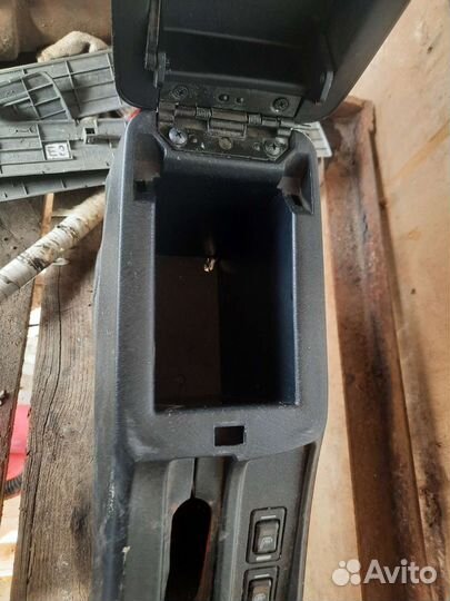 Подлокотник на Nissan Almera Classic B10