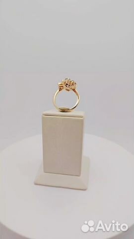 Золотое кольцо 585* р.17,5 с 5 топазами 6,82гр объявление продам