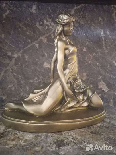 Статуэтка девушка с цветком