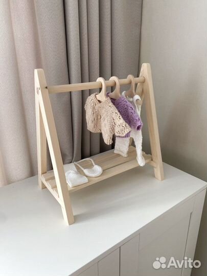 Деревянная вешалка для кукольной одежды