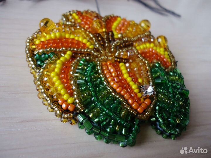 Брошка-лилия