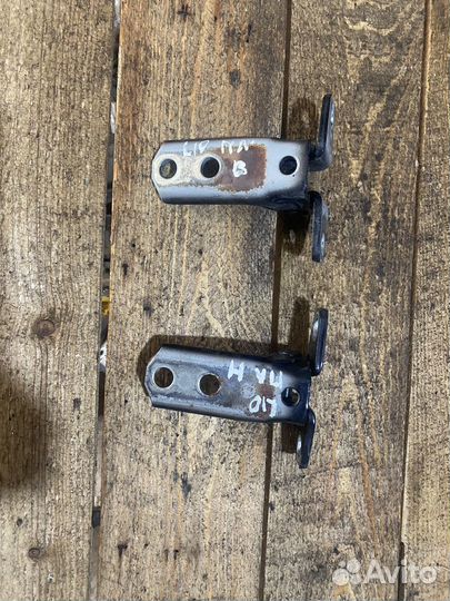 Левые переднии петли mitsubishi lancer 10