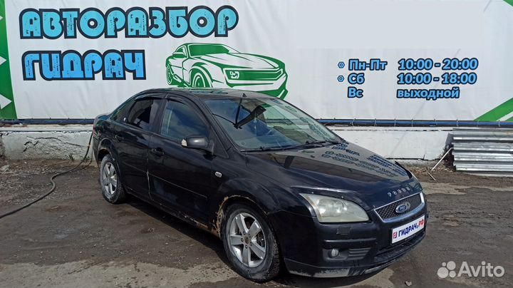 Накладка стекла заднего правого Ford Focus 2 4M51A