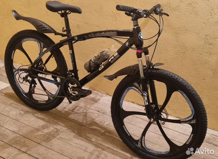 Велосипед на литых дисках BMW