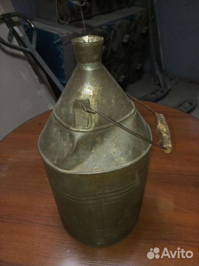 Старинная емкость для керосина