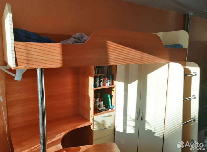 Детская кровать-чердак со столом и шкафом