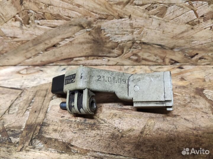 Датчик коленвала 03c906433a