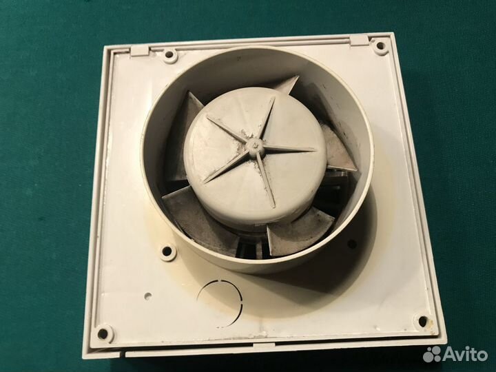 Вентиляционные решётки и вентилятор на вытяжку