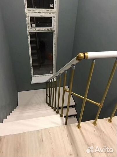 Лестница из ясеня на металлическом каркасе